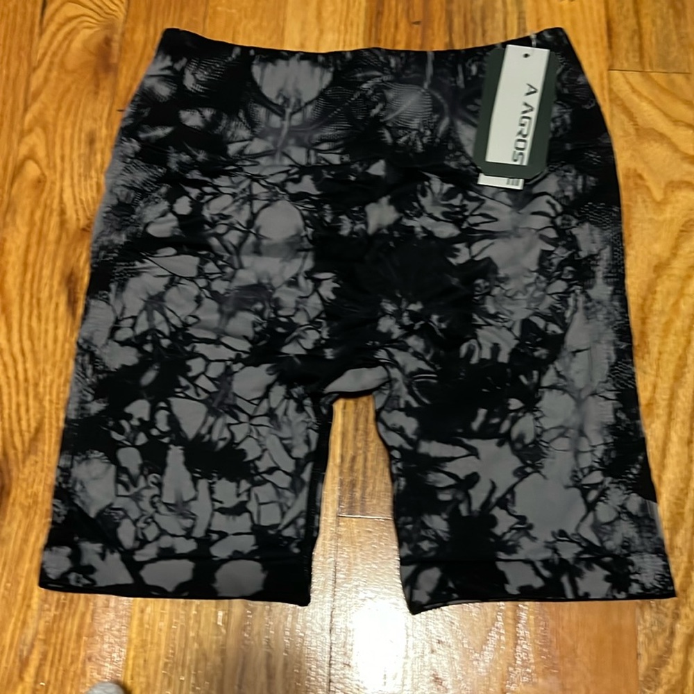 Agroste  new w/ tag activewear biker short size M. Seamless w/ butt scrunch